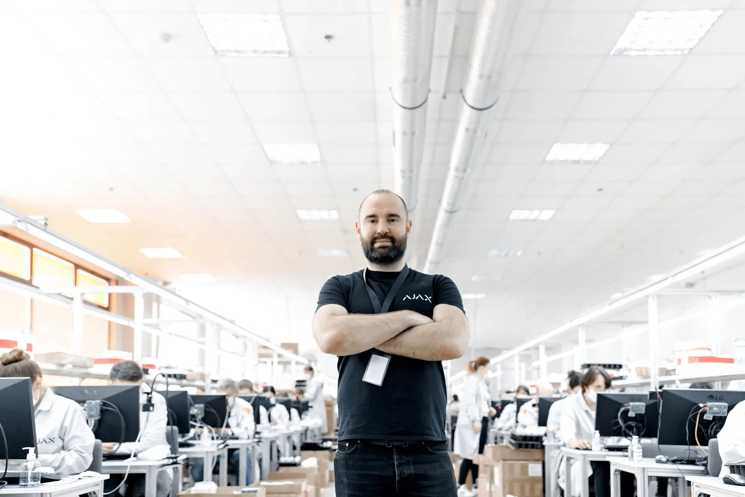 In primo piano c'è il CEO di Ajax System mentre dietro ci sono i lavoratori della sua azienda.