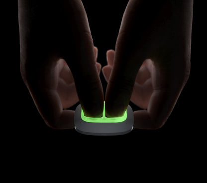 due dita premono e attivano il DoubleButton Jeweller pulsante di emergenza wireless