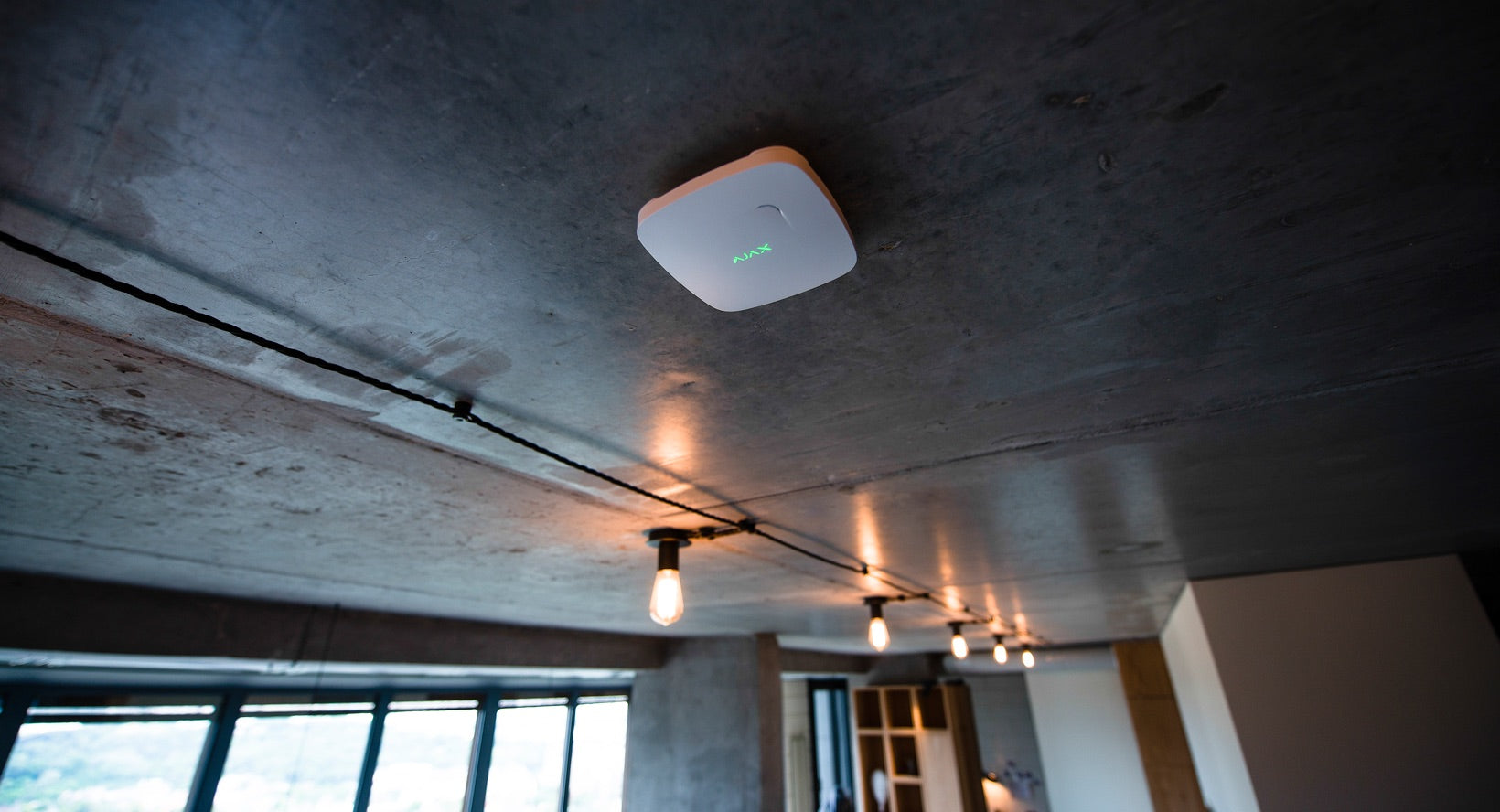 FireProtect rilevatore antincendio e di monossido di carbonio di colore bianco sotto il soffitto