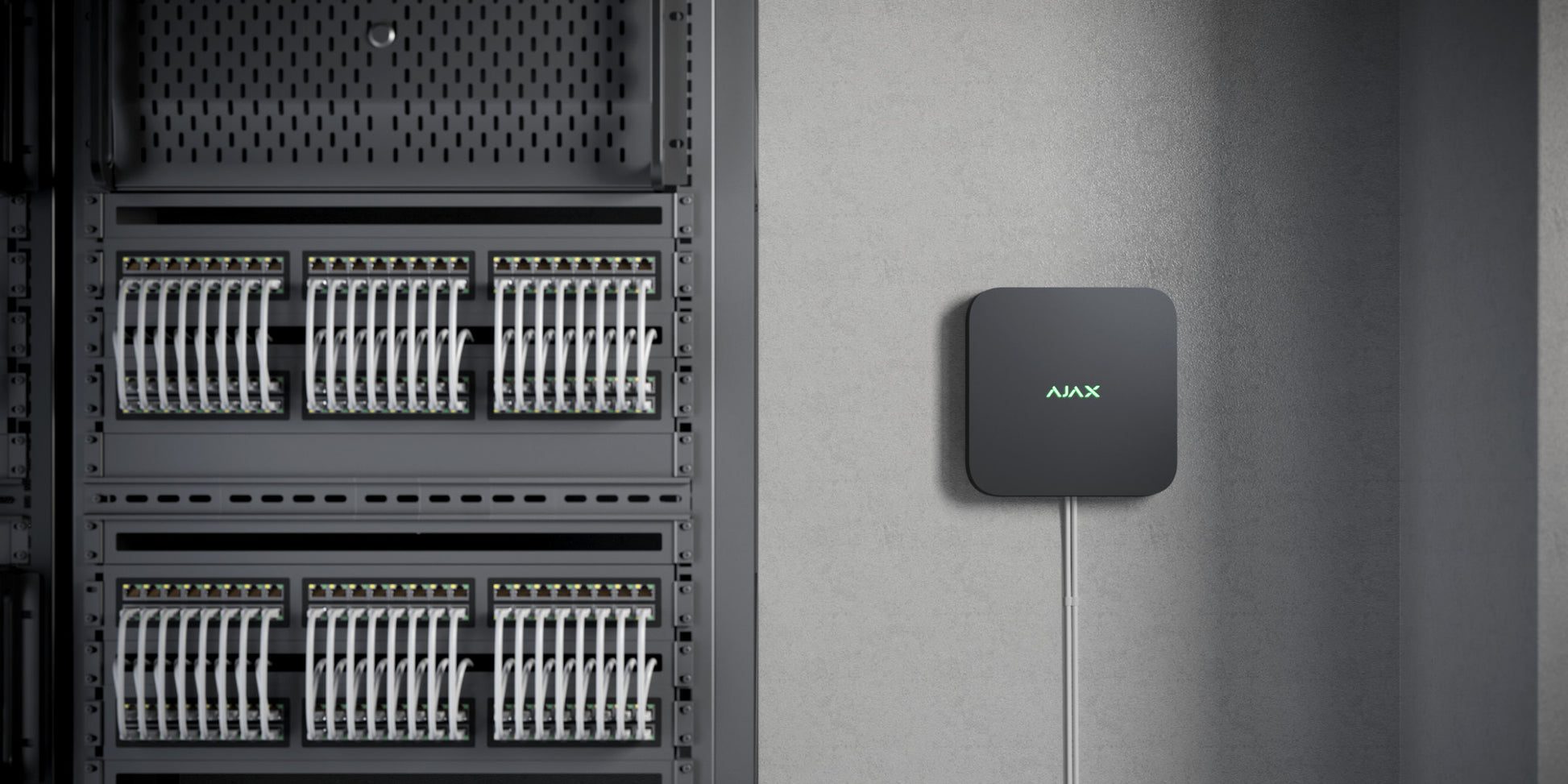 NVR 8-ch e 18-ch videoregistratore Ajax nero vicino ad un server