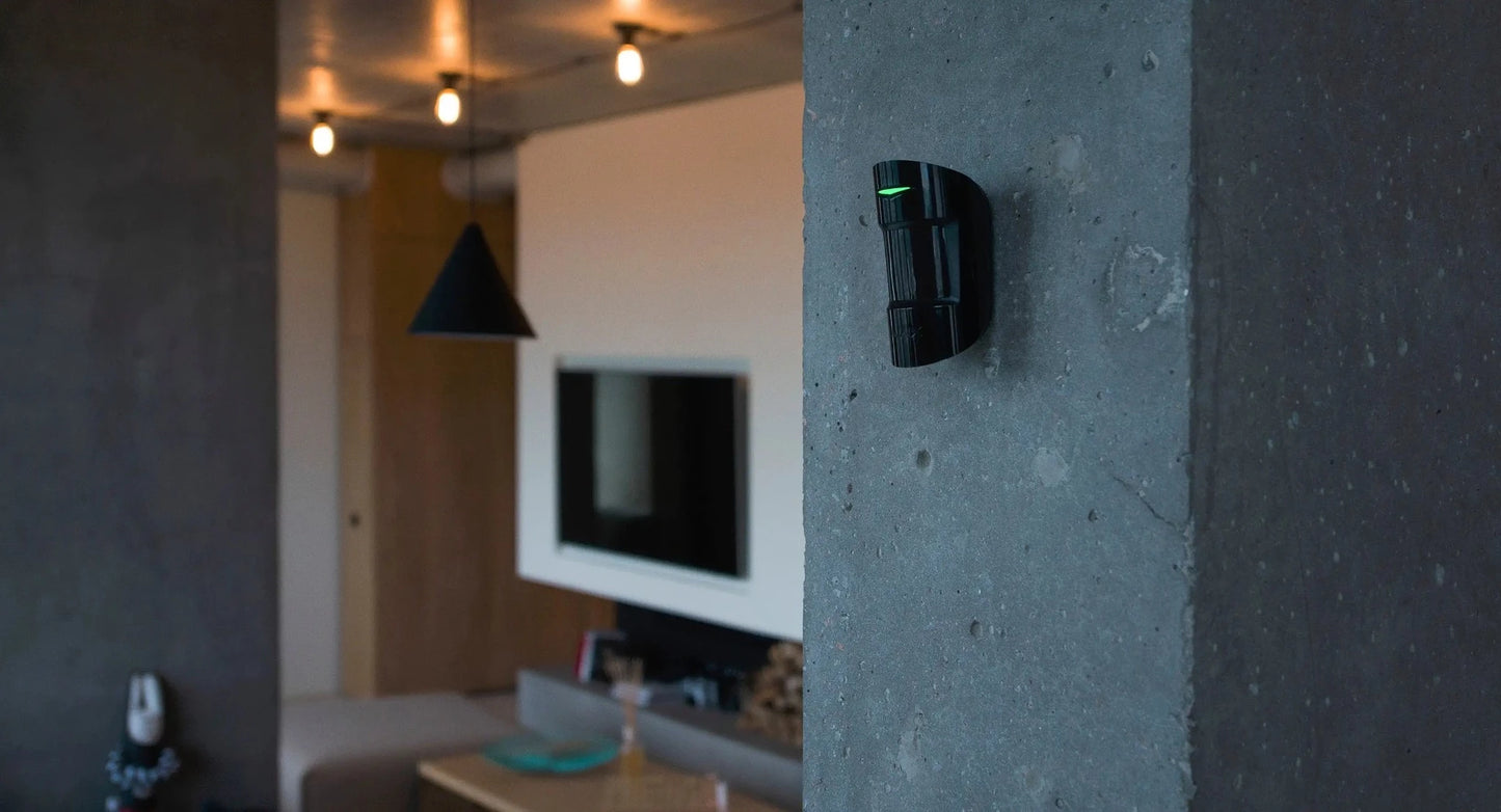 CombiProtect rrilevatore rottura vetro e movimento wireless nero al muro di una casa