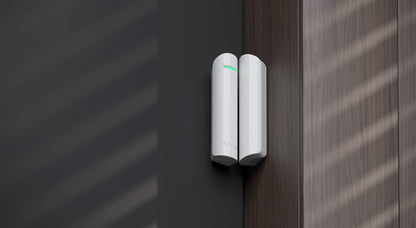 DoorProtect rilevatore apertura wireless montato vicino ad una porta