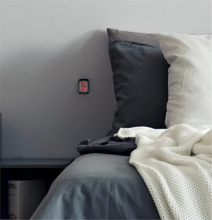 DoubleButton alla parete di una camera da letto fissato con il supporto Holder Jeweller