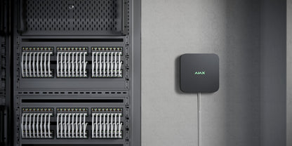NVR 8-ch e 18-ch videoregistratore Ajax nero vicino ad un server