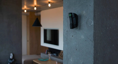 CombiProtect rrilevatore rottura vetro e movimento wireless nero al muro di una casa